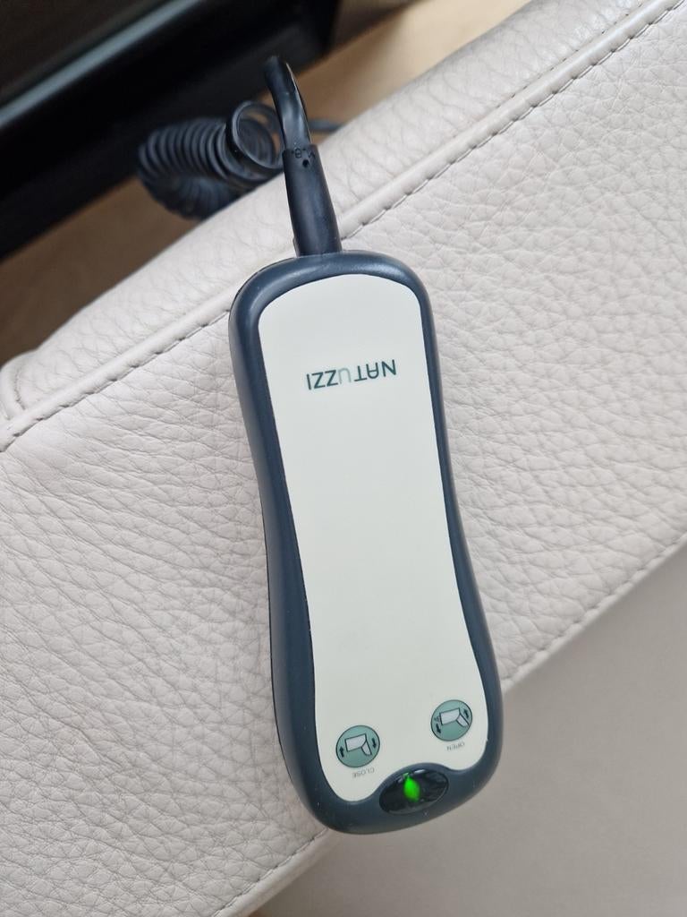 Natuzzi bioscoopstoel, ecru leer, elektrisch verstelbaar ., Huis en Inrichting, Fauteuils, Ophalen, Gebruikt, Modern, Leer