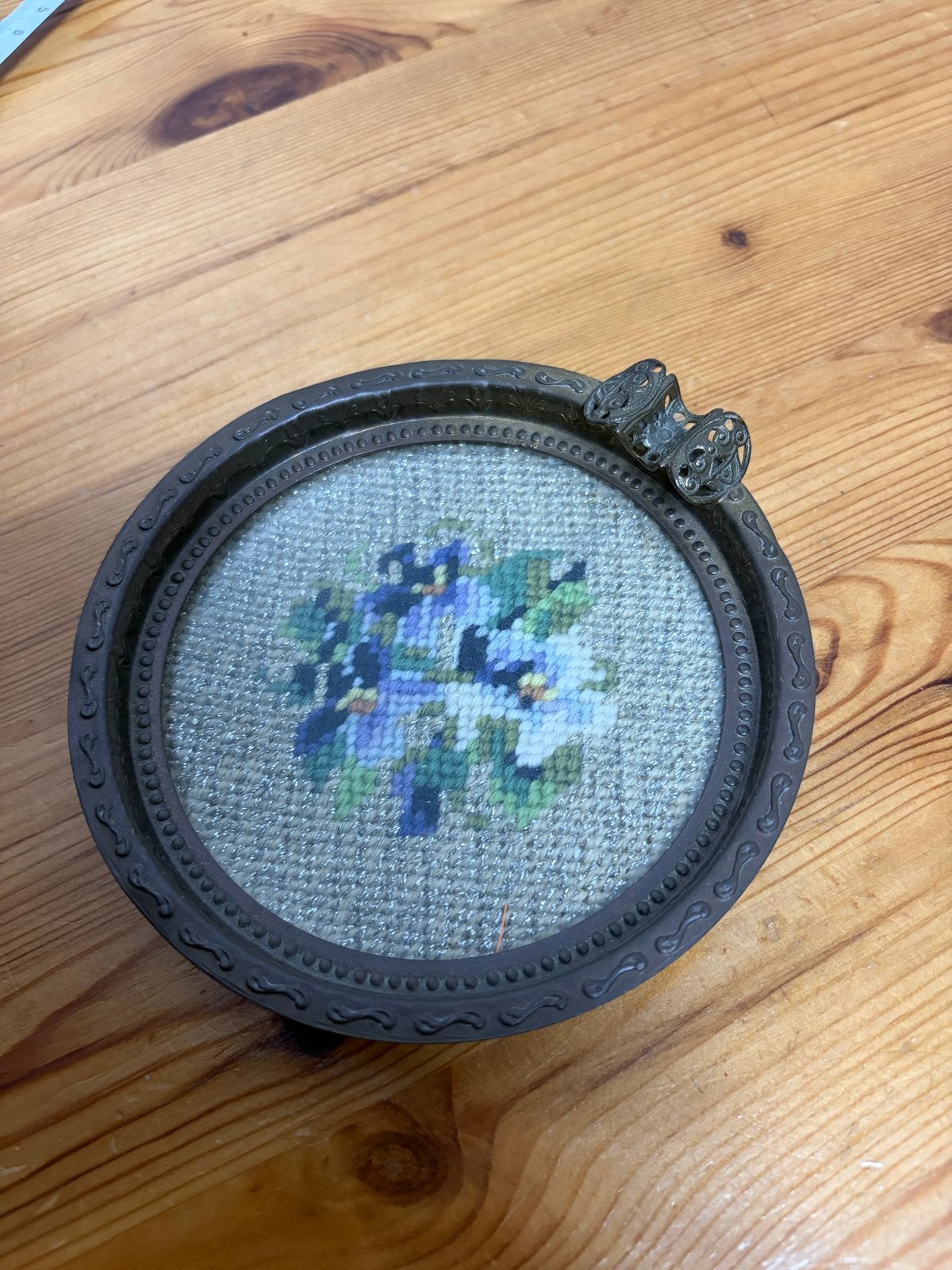 Antiek onderzetter in messing geborduurd  met bloemenmotief, Ophalen of Verzenden