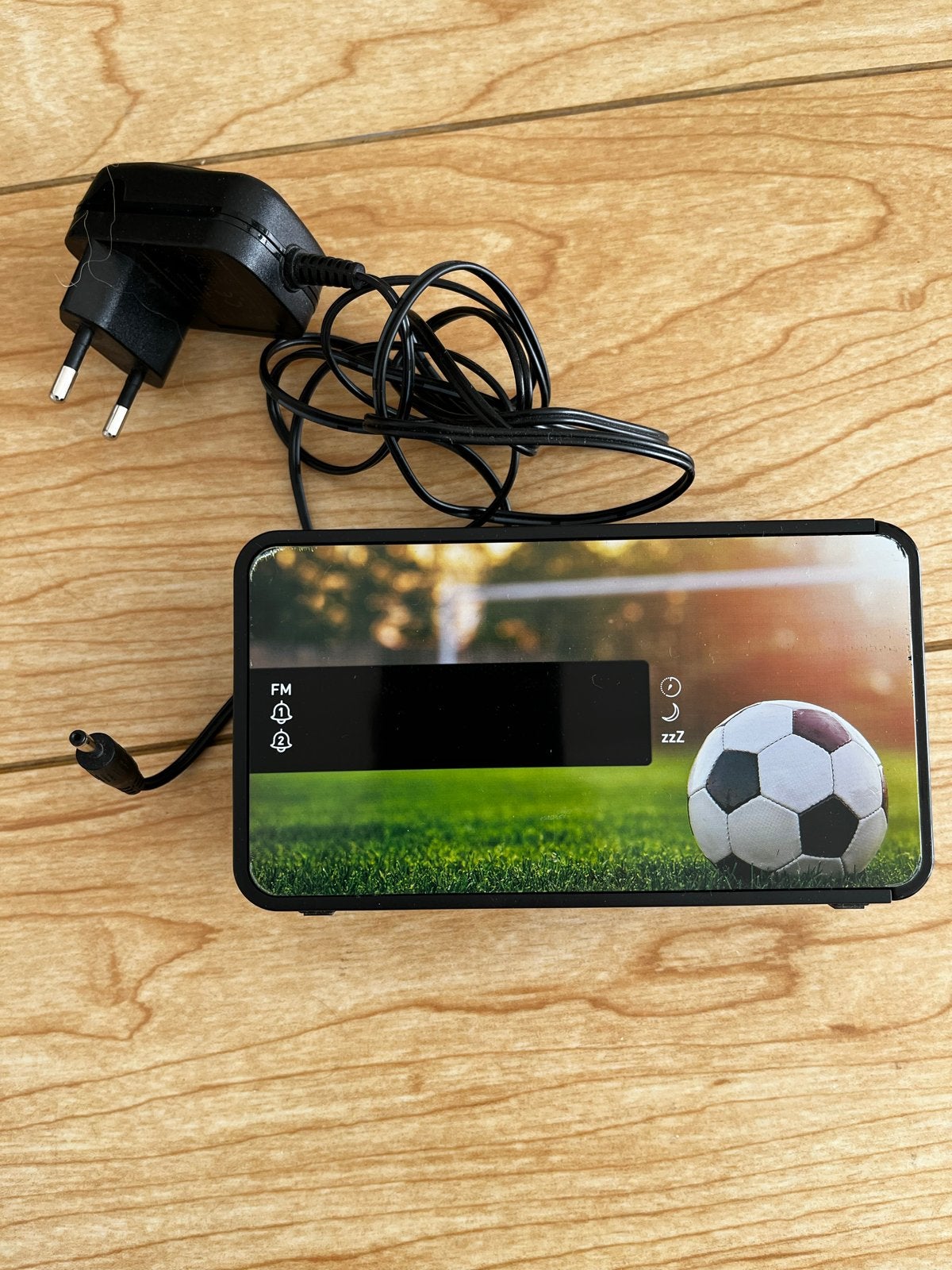 Bigben Digitale Wekker met FM Radio en Voetbalthema, Ophalen of Verzenden, Zo goed als nieuw, Digitaal