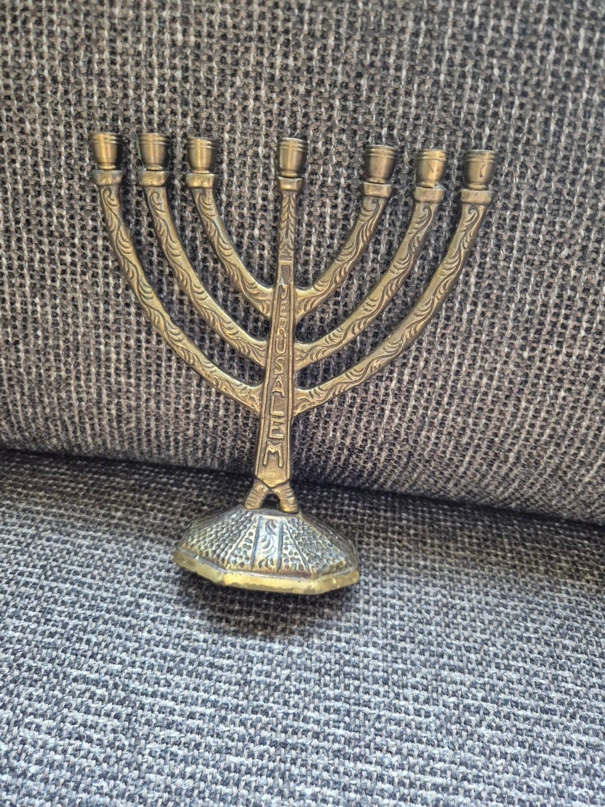 Mooi bewerkte 7-armige Chanoeka Menora uit Israël, Antiek en Kunst, Ophalen of Verzenden, Koper of Brons