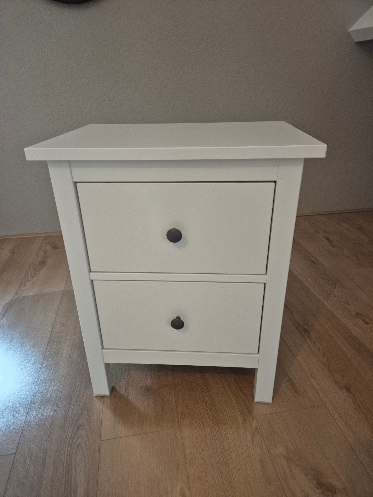 Wit nachtkastje met 2 lades, Ophalen, Gebruikt, 55 tot 70 cm, 45 tot 65 cm