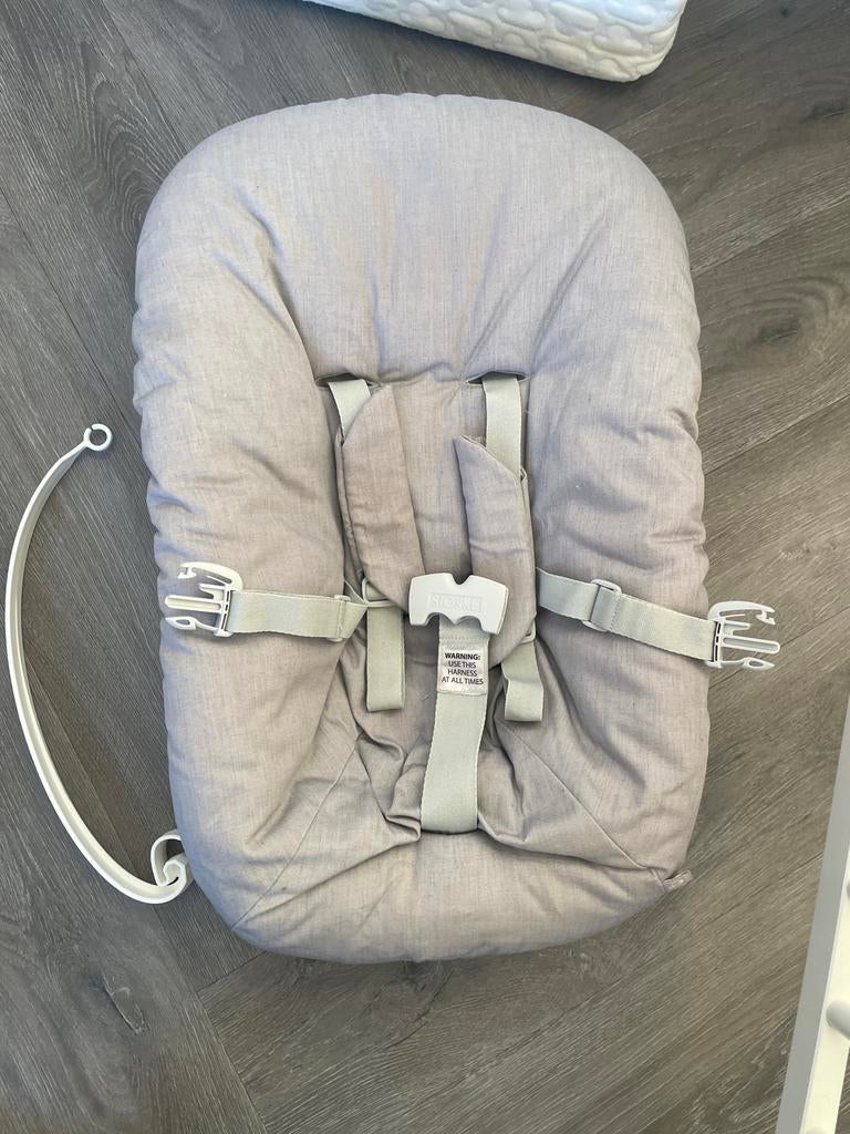 Stokke Tripp Trapp Newborn Set grijs met speelgoedhanger, Kinderen en Baby's, Kinderstoelen, Ophalen of Verzenden, Zo goed als nieuw