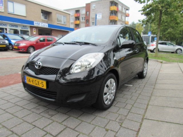 TOYOTA Yaris 1.3 16v VVT-i 99pk 5D Airco/Cruise DEALER OND, Auto's, 101 pk, 4 cilinders, Zwart, Bedrijf