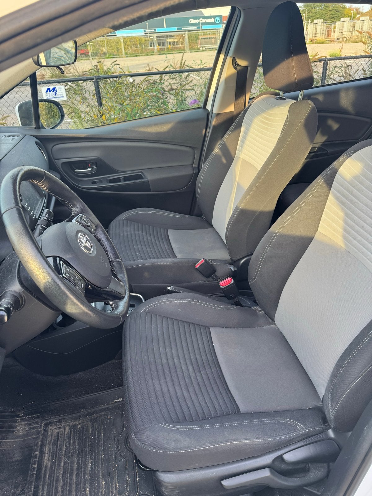 Foto 12 van Toyota Yaris 1.5 Hybrid 100pk 5D CVT 2018 Wit