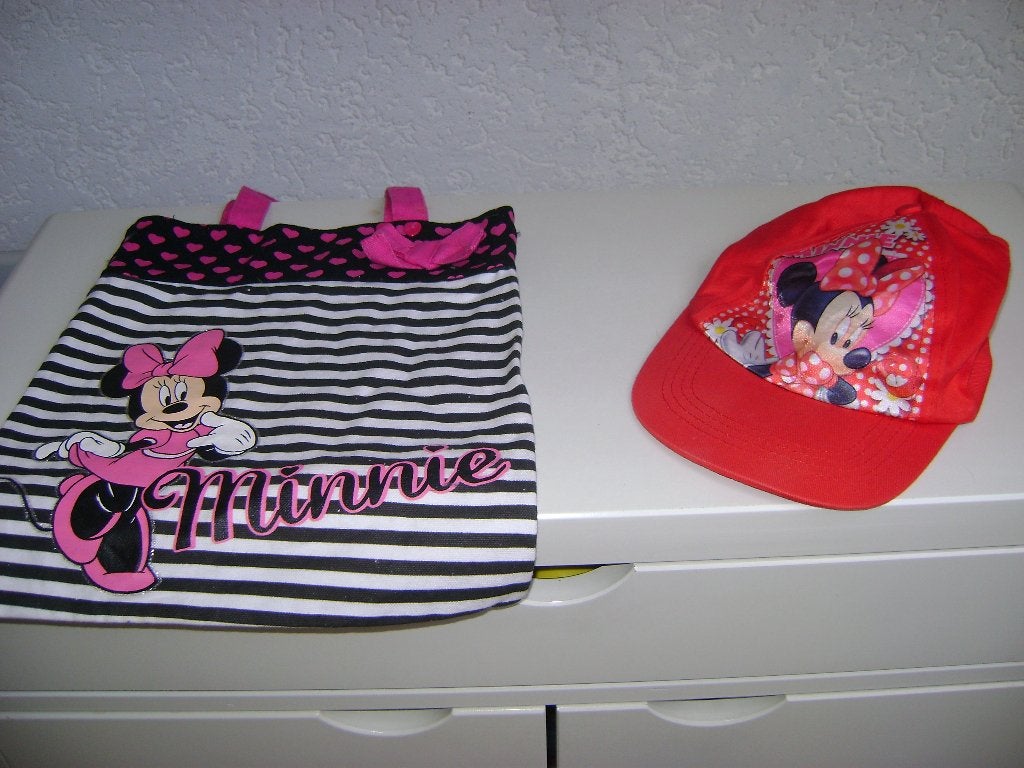 rode disney pet met minnie mouse erop mt110/116 en tas 30x27, Verzamelen, Disney, Ophalen of Verzenden, Mickey Mouse, Zo goed als nieuw