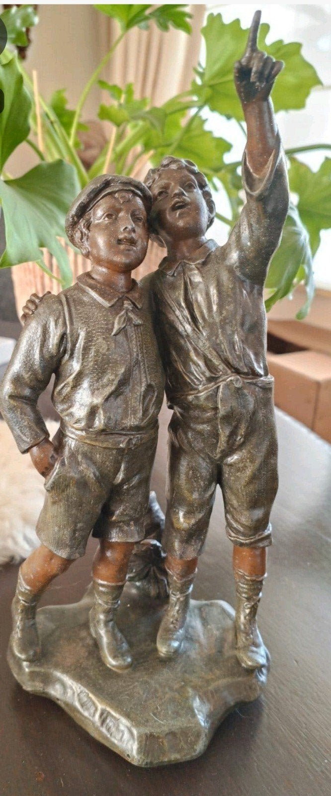 Antiek beeld twee jongens, Groep mensen, Ophalen of Verzenden, Gepatineerd, 20 - 50 cm