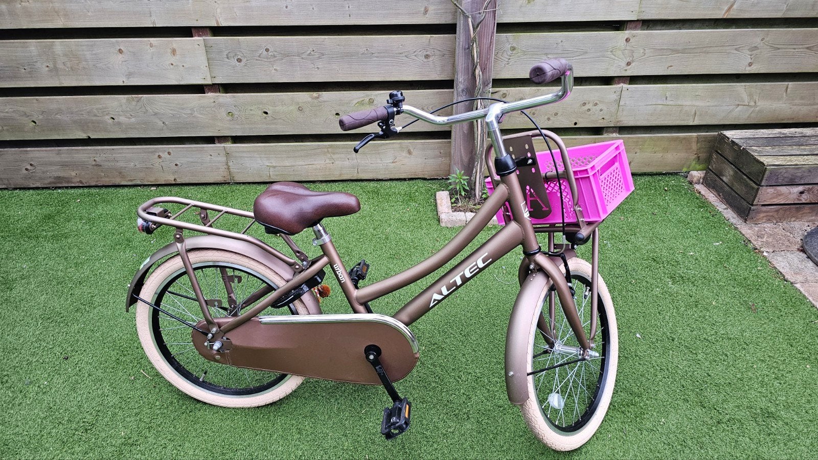 Mooie Altec Urban kinderfiets 20 inch - Brons + roze kratje, Fietsen en Brommers, Fietsen | Meisjes, Ophalen, Terugtraprem, Altec Urban