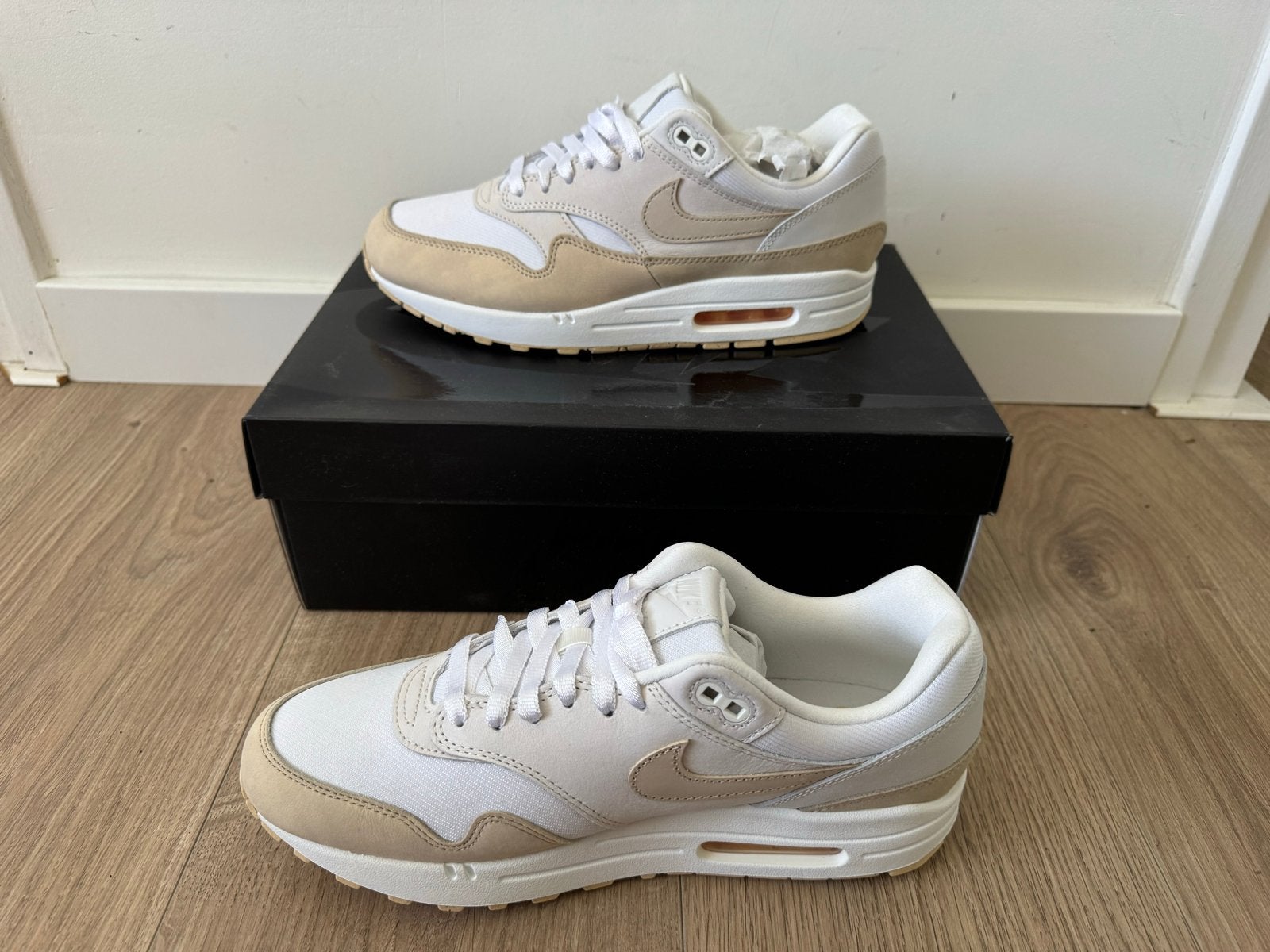 Nike Air Max 1 PRM ESS Summit White Sanddrift Deadstock, Ophalen, Nieuw, Wit, Sneakers of Gympen
