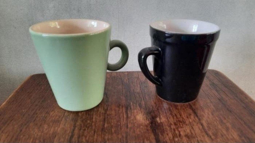 Twee gezellige mokken, Huis en Inrichting, Keuken | Servies, Ophalen of Verzenden, Overige stijlen, Kop(pen) en/of Schotel(s)