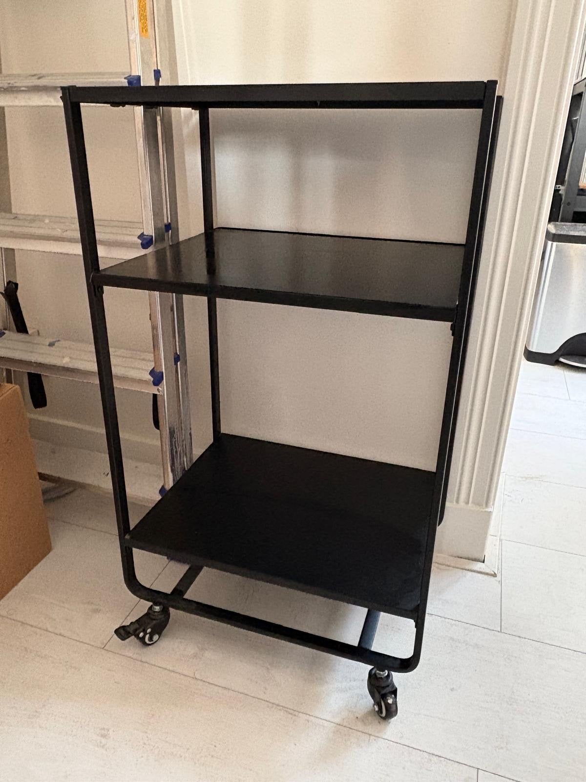 Zwart metalen trolley met 2 planken en haken, Huis en Inrichting, Ophalen of Verzenden, Gebruikt