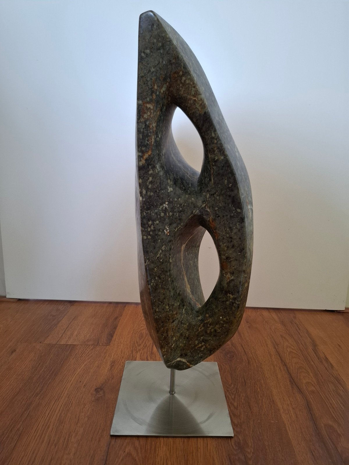 Abstracte sculptuur van steen op metalen sokkel, Ophalen of Verzenden, 20 - 50 cm, Beeld, Abstract