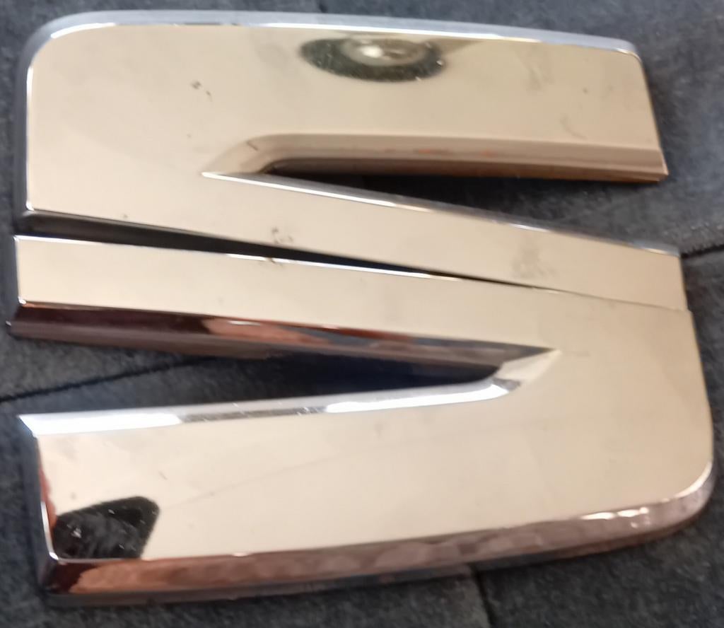 Seat embleem - Chroom logo voor auto, Ophalen of Verzenden, Gebruikt, Auto's