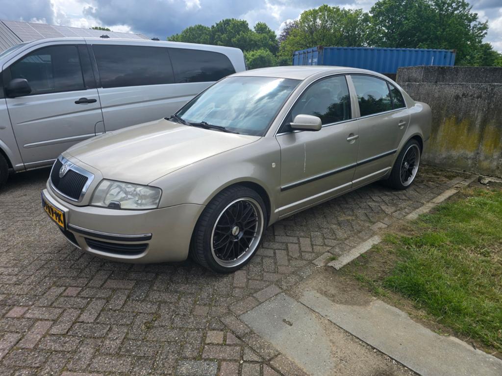 Skoda Superb 2.8 V6 142KW AUT 2004 Beige, Auto's, Zwart, Beige, Stoelverwarming, Particulier