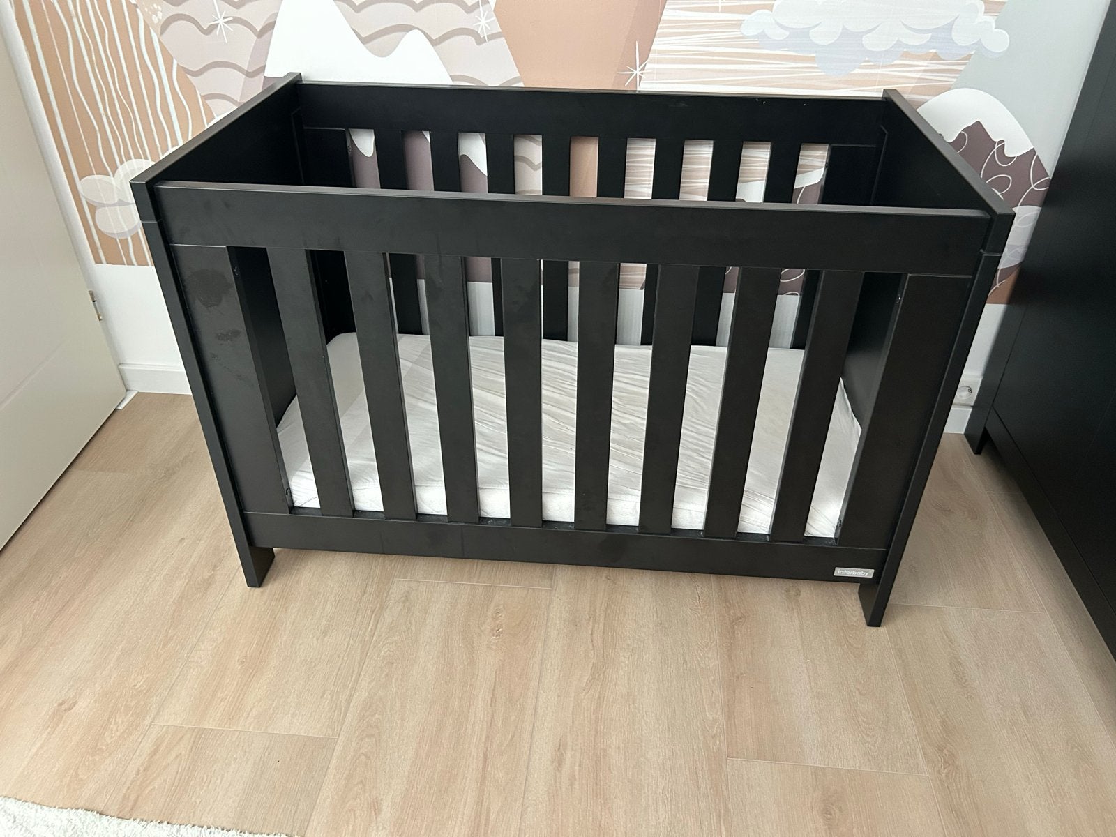 Interbaby Ledikant Zwart met Matrasje en Aerosleep Hoesje, Ophalen, Zo goed als nieuw, Ledikant