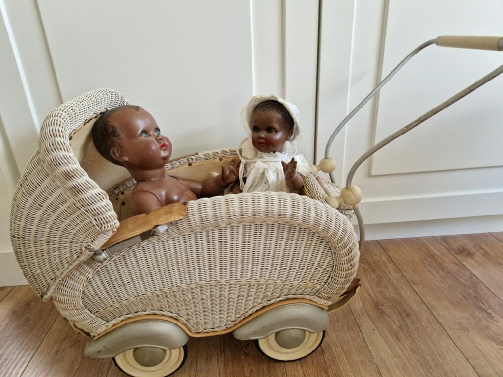 Oude poppenwagen incl 2 bijzondere  poppen, Antiek en Kunst, Ophalen
