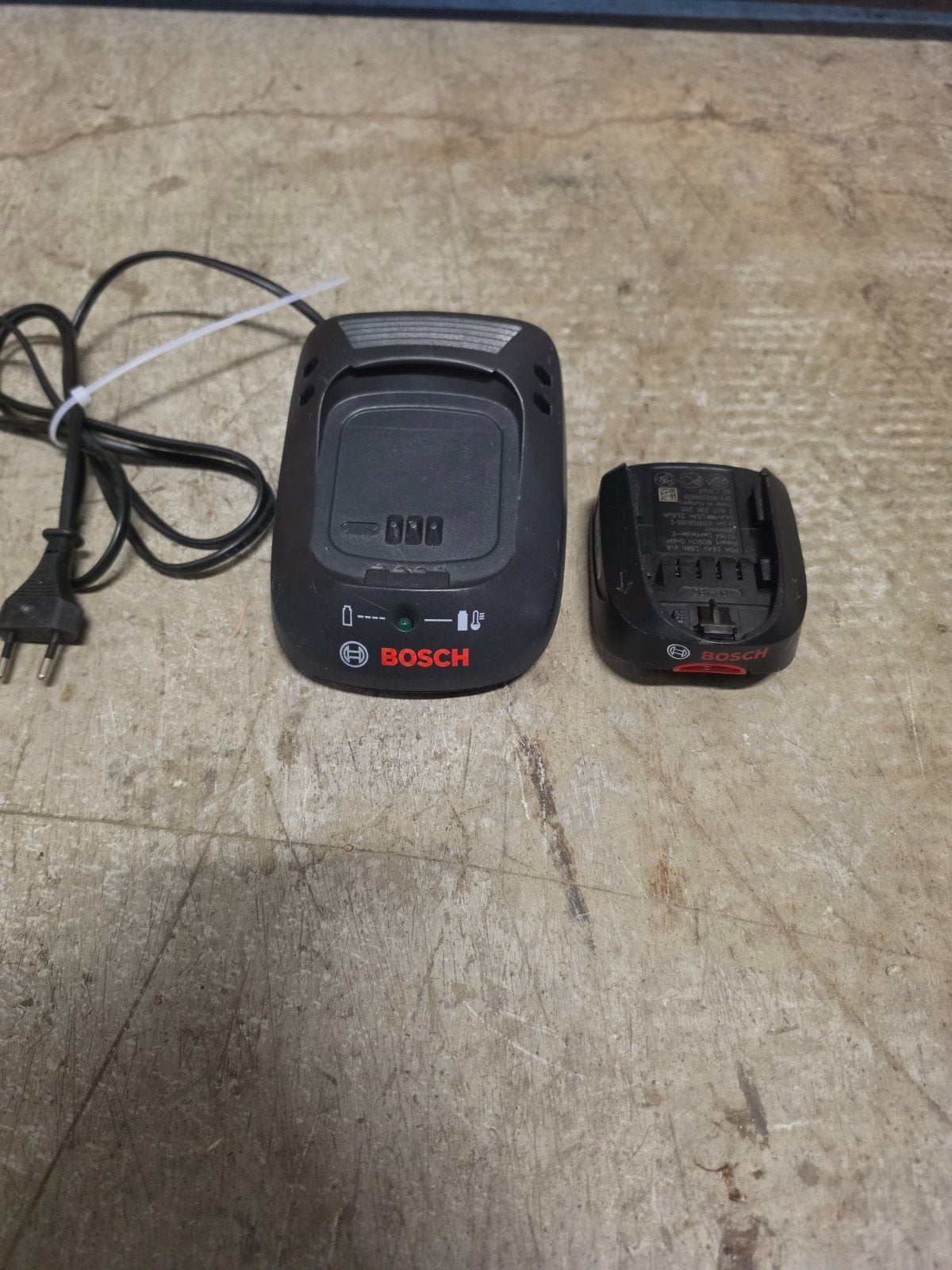 Bosch 14.4v accu en lader, Ophalen of Verzenden, Gebruikt