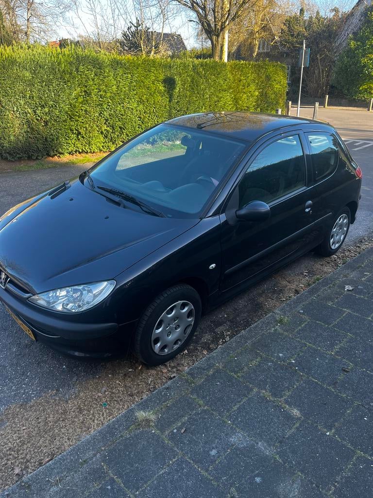Peugeot 206 1.4 3D 2006 Zwart, Auto's, Voorwielaandrijving, 31 €/maand, 4 cilinders, Zwart