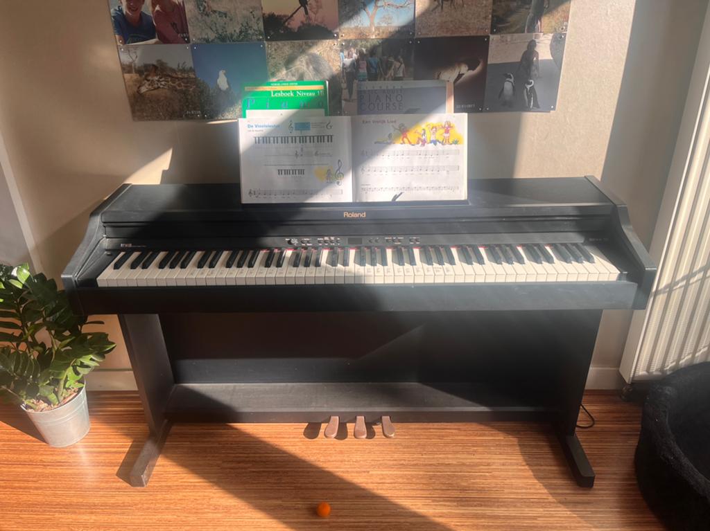 Electrische piano Roland RP301R, Muziek en Instrumenten, Piano's, Ophalen of Verzenden, Zo goed als nieuw, Zwart