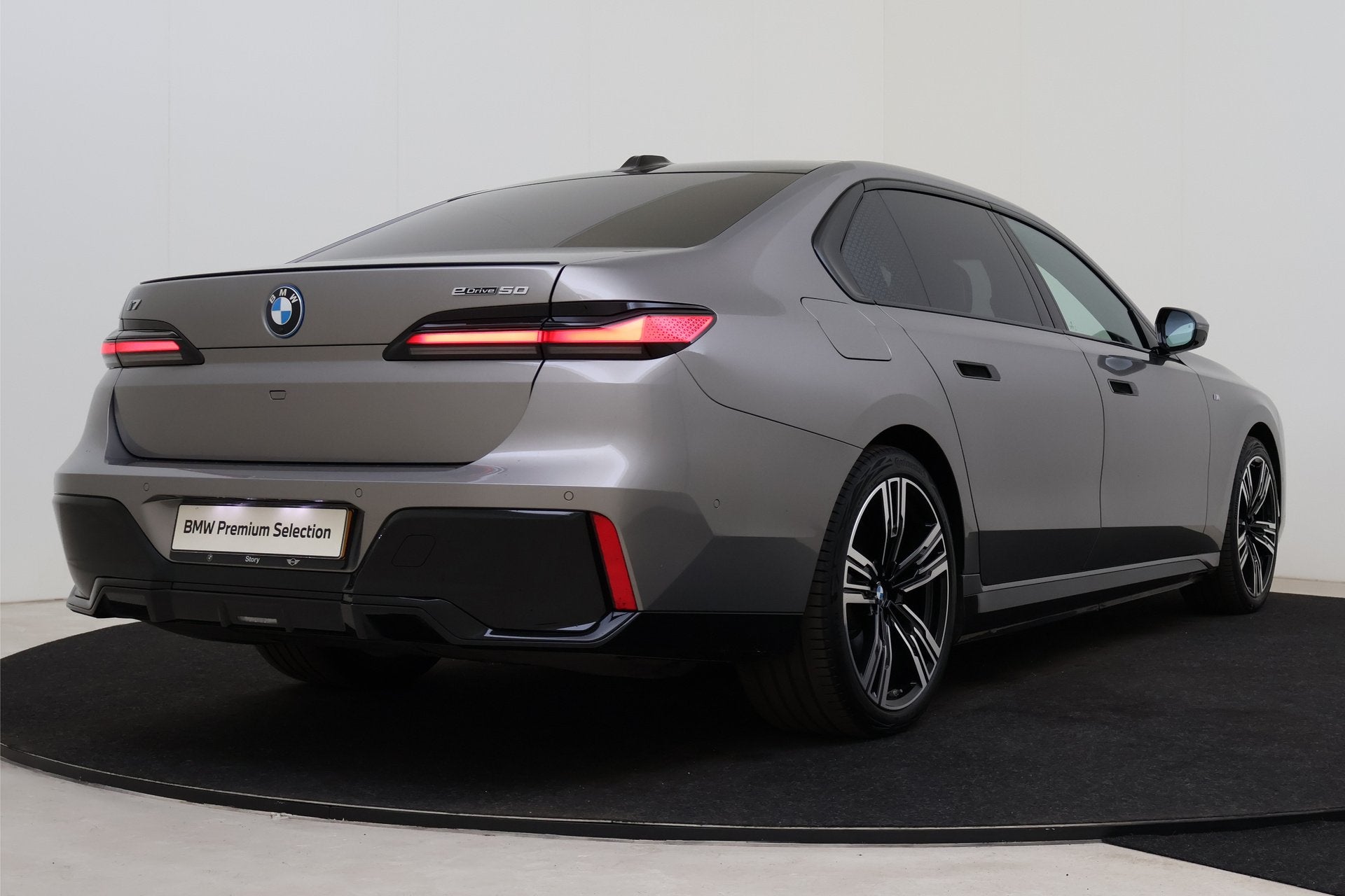 BMW i7 eDrive50 High Executive M Sport / Panoramadak / Stoel, Auto's, Dealer onderhouden, Achterwielaandrijving, Gebruikt, Zwart