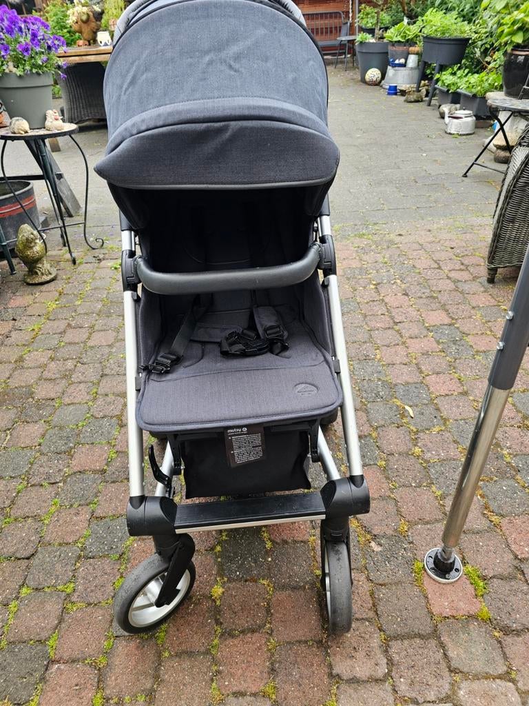 Mutsy nexo kinderwagen Grijs z.g.a.n 2 x voetenzak regenhoes, Kinderen en Baby's, Kinderwagens en Combinaties, Zo goed als nieuw