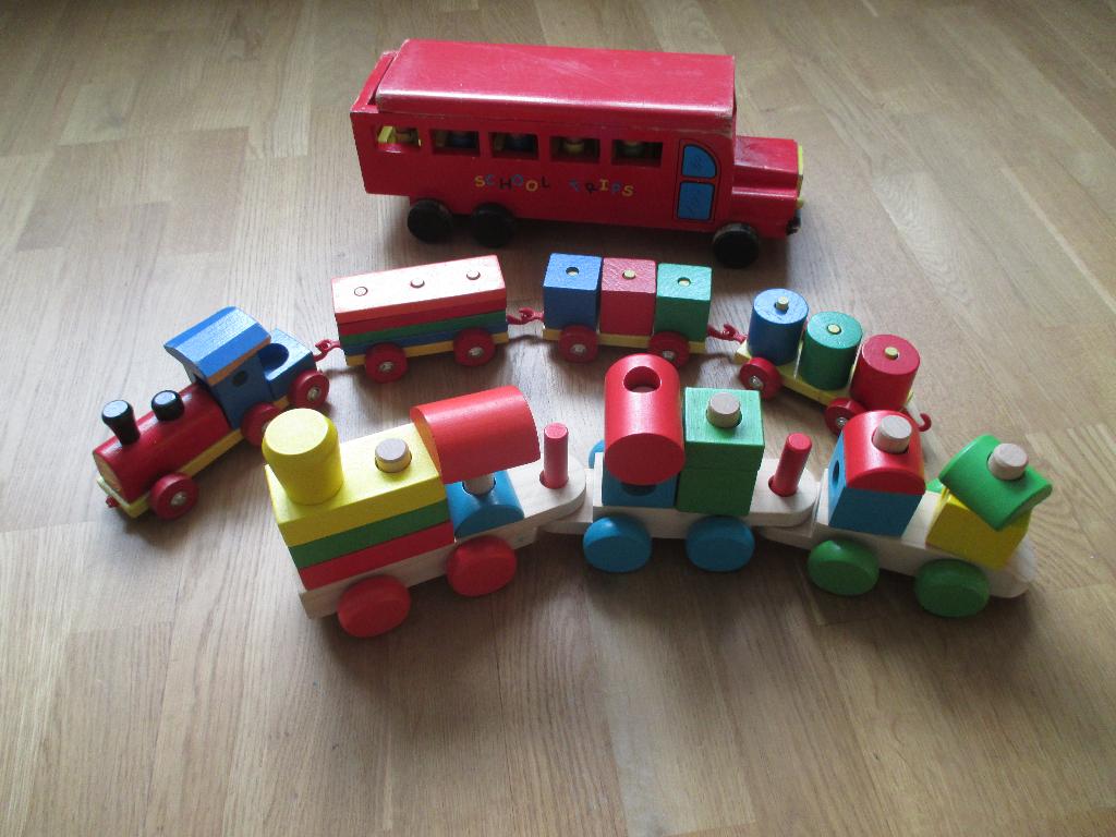 2 houten treinen met schoolbus en 12 kinderen., Ophalen of Verzenden, Zo goed als nieuw, Duw- of Trekspeelgoed
