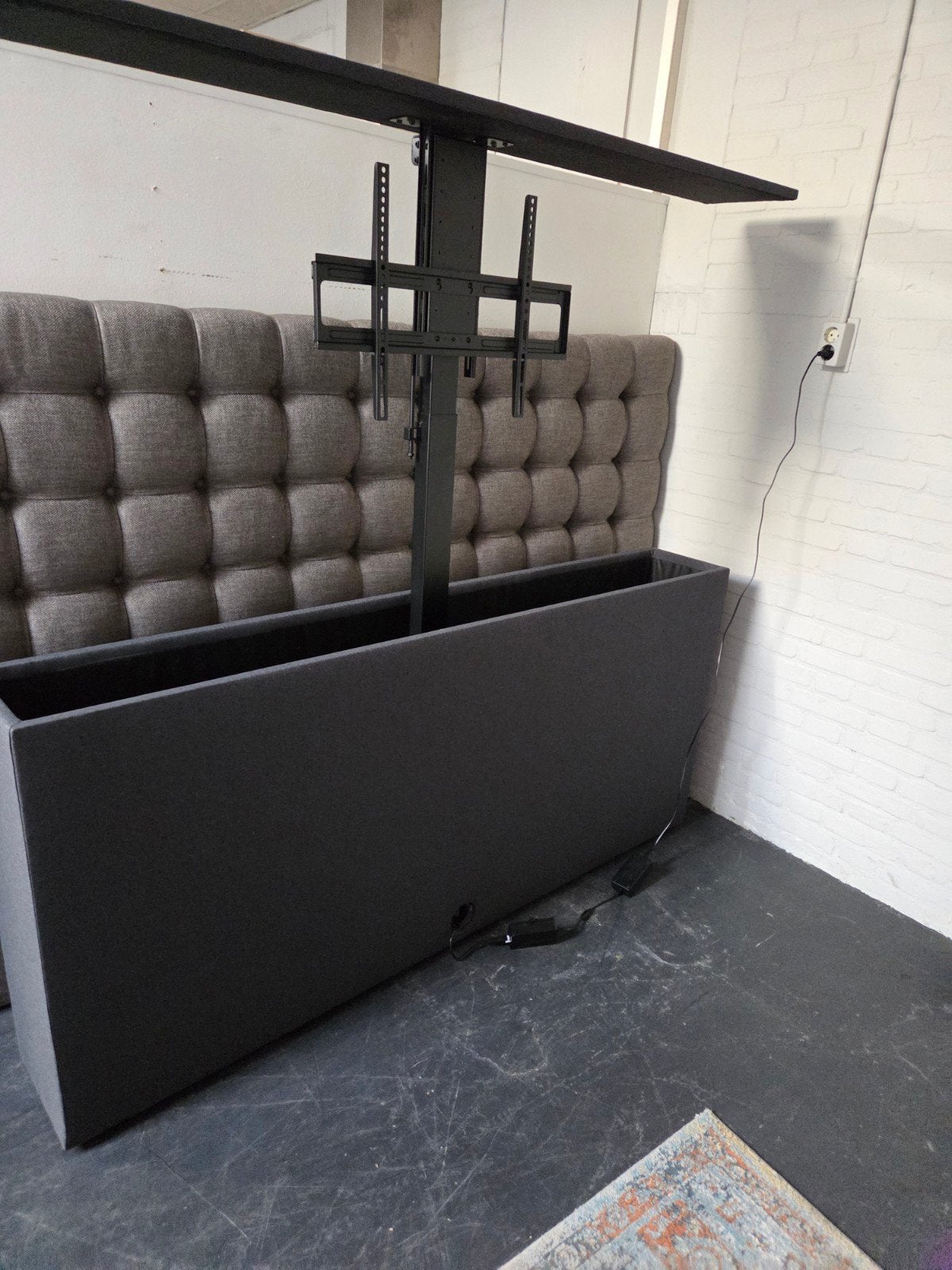 Nieuw Voetbord met TV Lift - Grijs Stof - Max 55 inch TV, Ophalen of Verzenden, Voetbrod met tv lift, 180 cm, Grijs