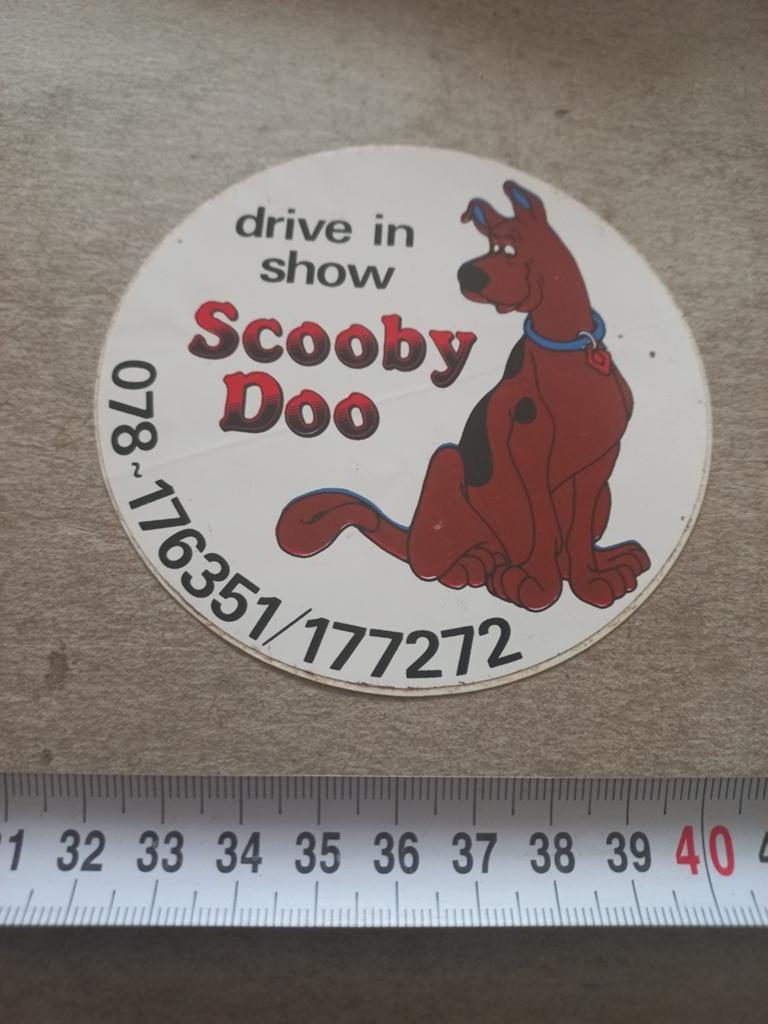 Vintage Scooby Doo Drive In Show Sticker, Verzamelen, Ophalen of Verzenden, Gebruikt, Strip of Tekenfilm