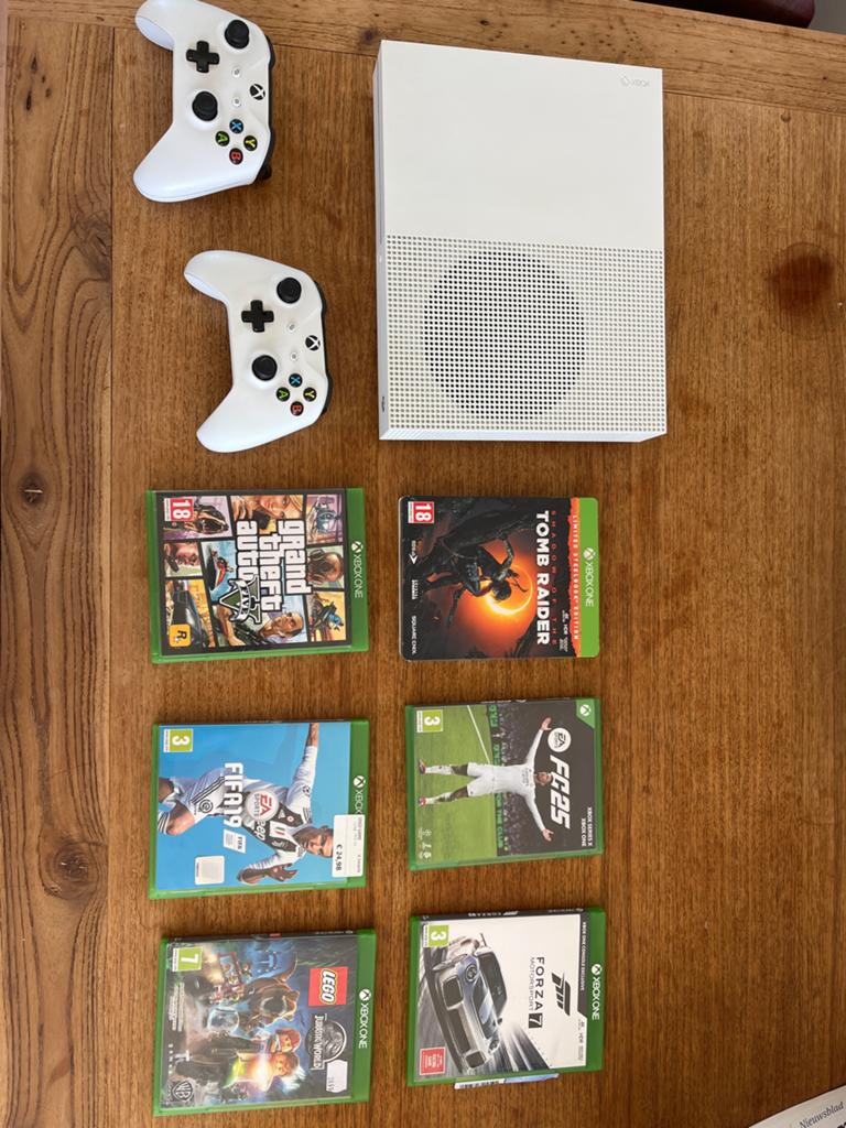 Xbox One S met 2 controllers en 6 spellen (o.a. FC 25, GTA), Gebruikt, Vanaf 18 jaar, 2 spelers, Eén computer