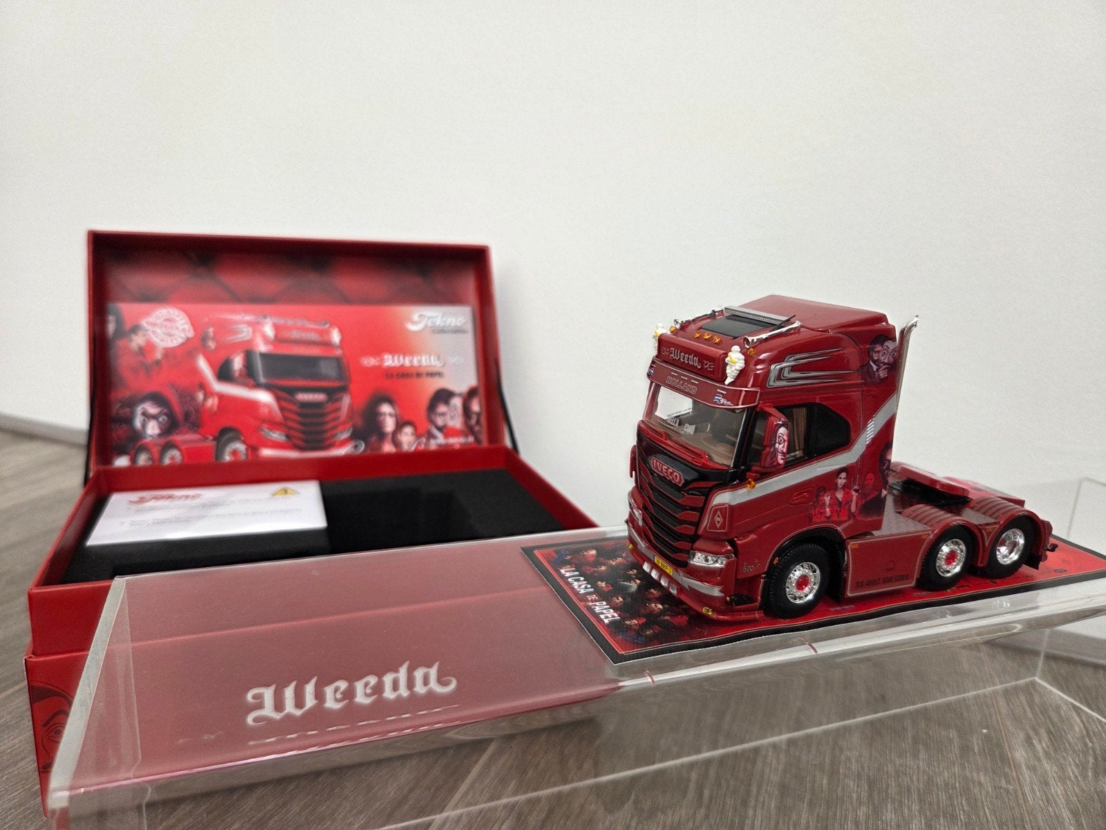 Tekno Iveco S-Way La Casa de Papel Weeda, Hobby en Vrije tijd, Modelauto's | 1:50, Ophalen, Zo goed als nieuw, Tekno