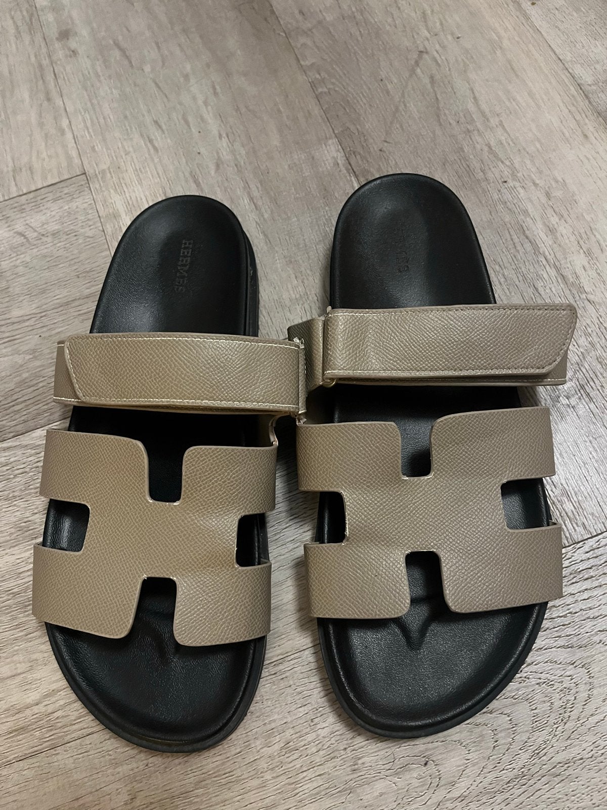 Hermes slippers - Zo goed als nieuw - Maat 42, Ophalen of Verzenden, Zo goed als nieuw, Slippers