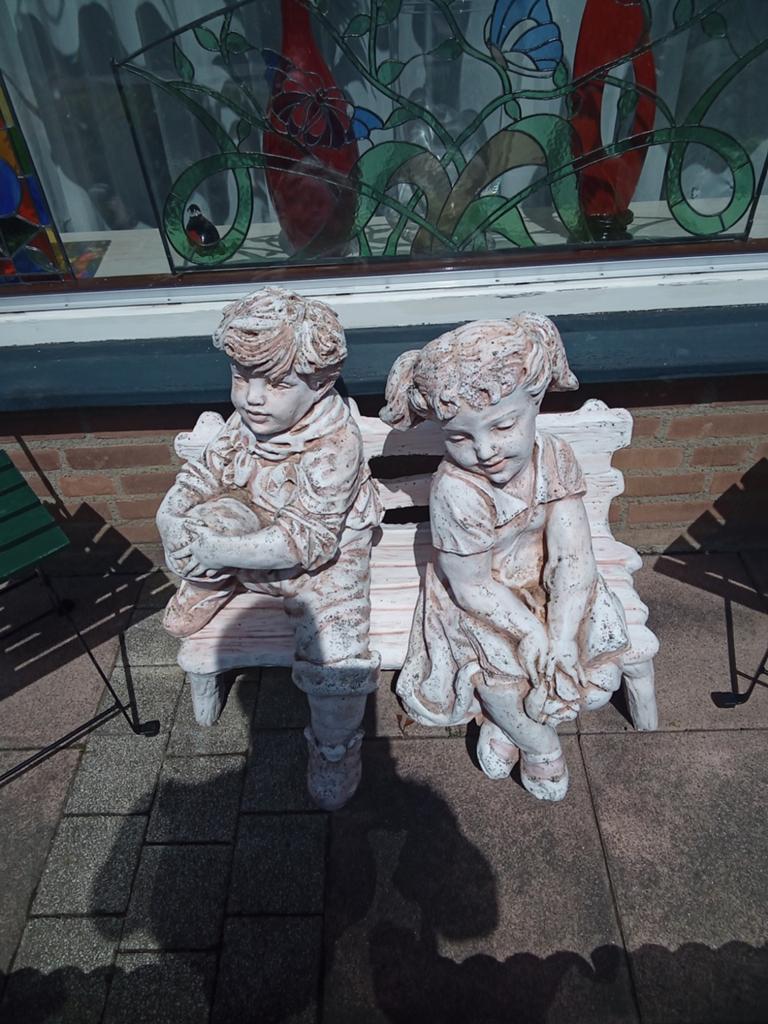 Jongen en meisje op bank alles beton dus zwaar 55x55x75, Tuin en Terras, Ophalen