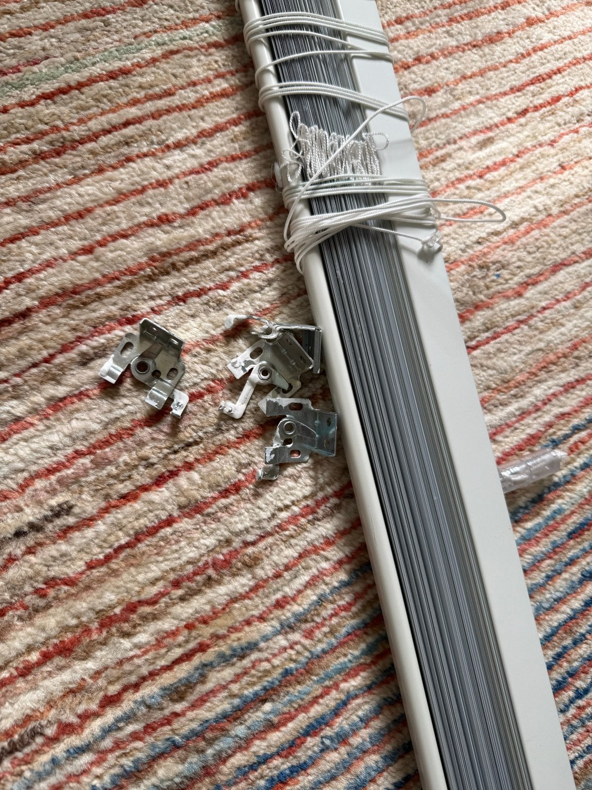 Witte jaloezie  220 cm breed 170 cm hoog, Ophalen, Gebruikt, Grijs, Inclusief montageonderdelen