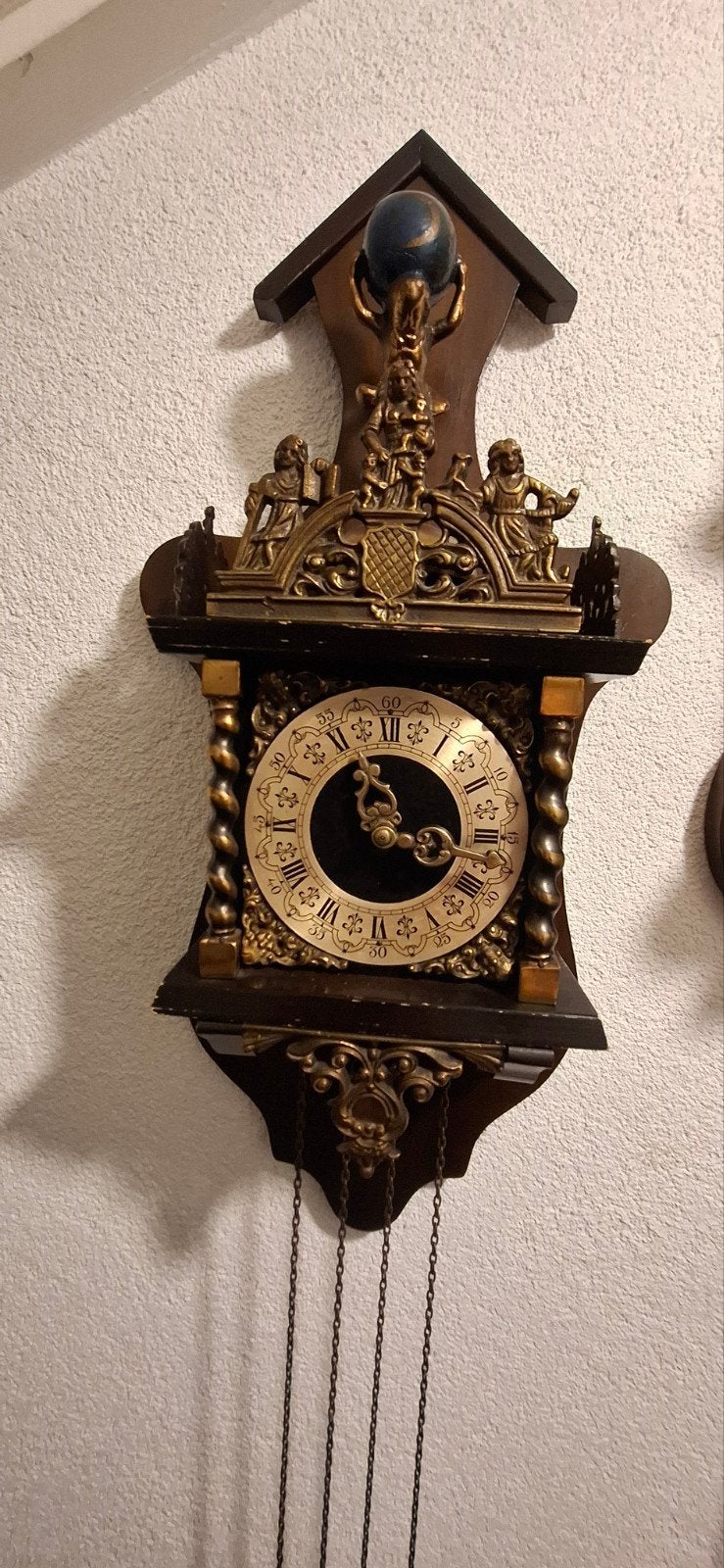 Antieke Wandklok met Gedetailleerde Versieringen, Ophalen