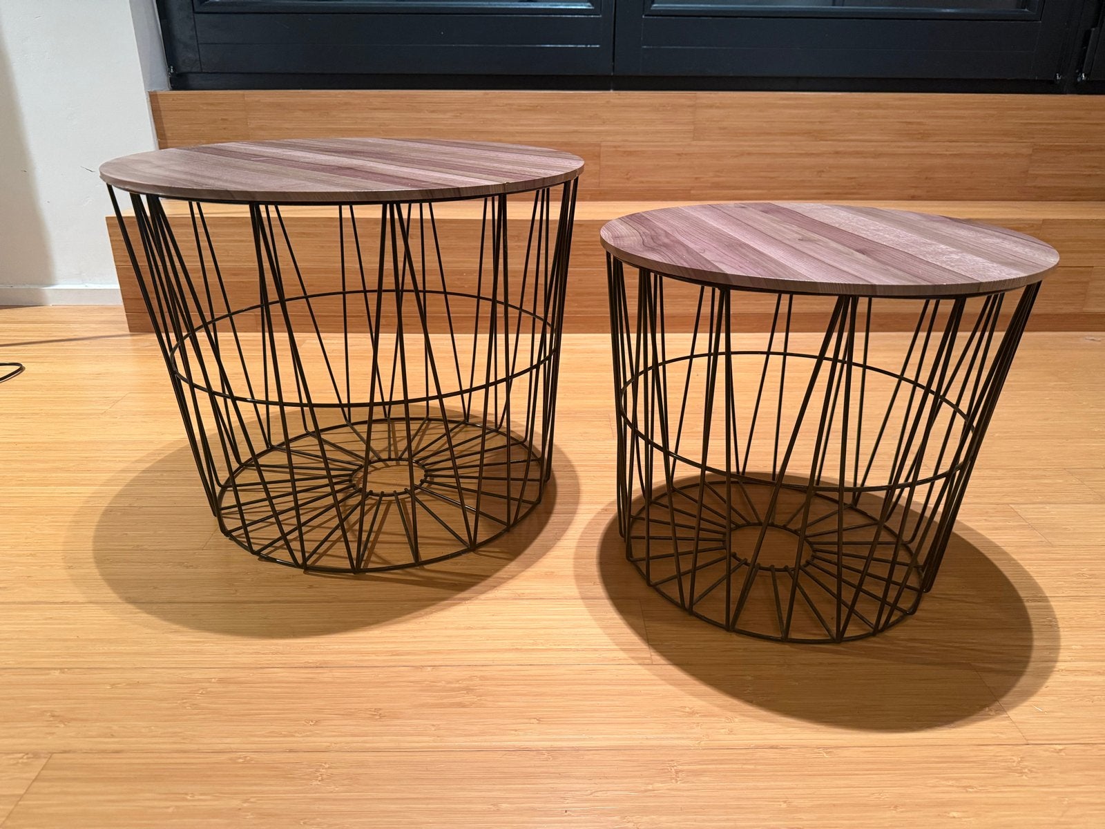 Foto 3 van Set van 2 bijzettafels met houten blad en metalen onderstel