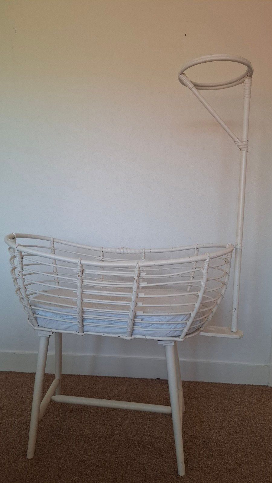 Witte rotan wieg met hemelstandaard, Kinderen en Baby's, Ophalen of Verzenden, Gebruikt, Wieg