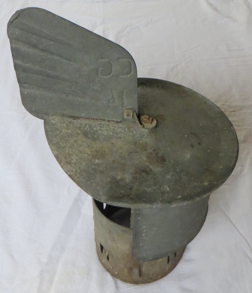 Vintage metalen schoorsteenkap met windvaan. Retro, Ophalen, Gebruikt