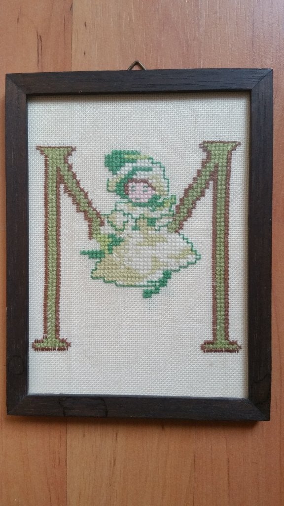 Kind op schommel of letter M van een meisjesnaam, Hobby en Vrije tijd, Borduren en Borduurmachines, Ophalen of Verzenden, Zo goed als nieuw
