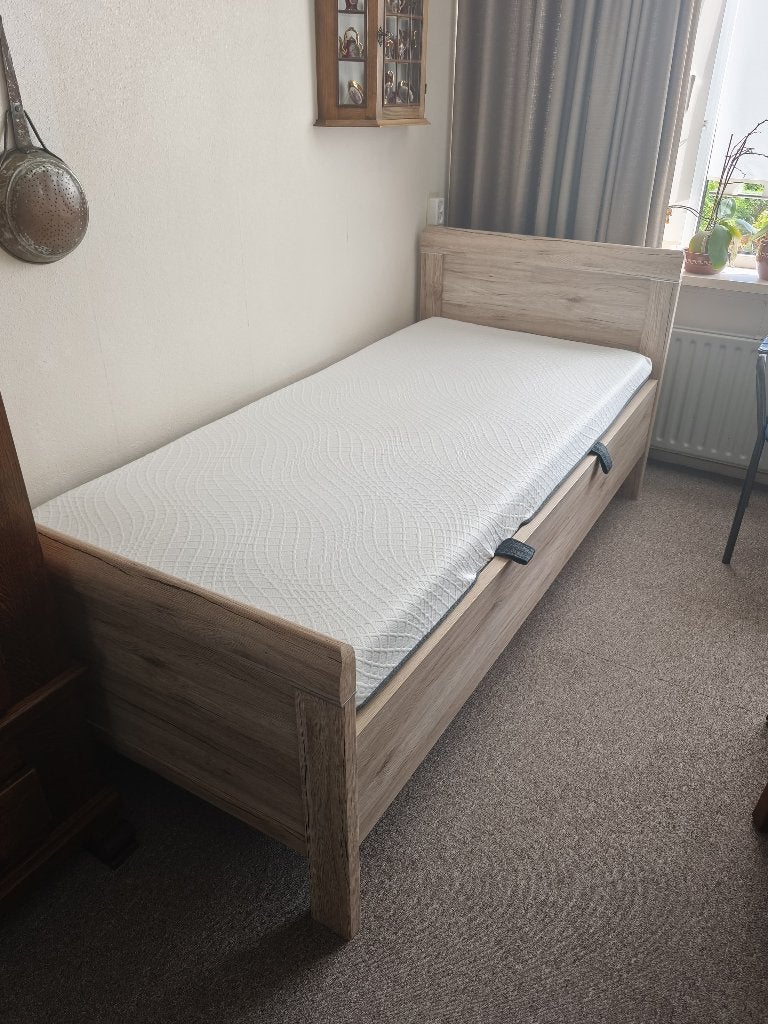 Z.g.a.n. Één-persoons bed 90 x 200cm incl. bedbodem, Ophalen, 90 cm, Eenpersoons, Zo goed als nieuw