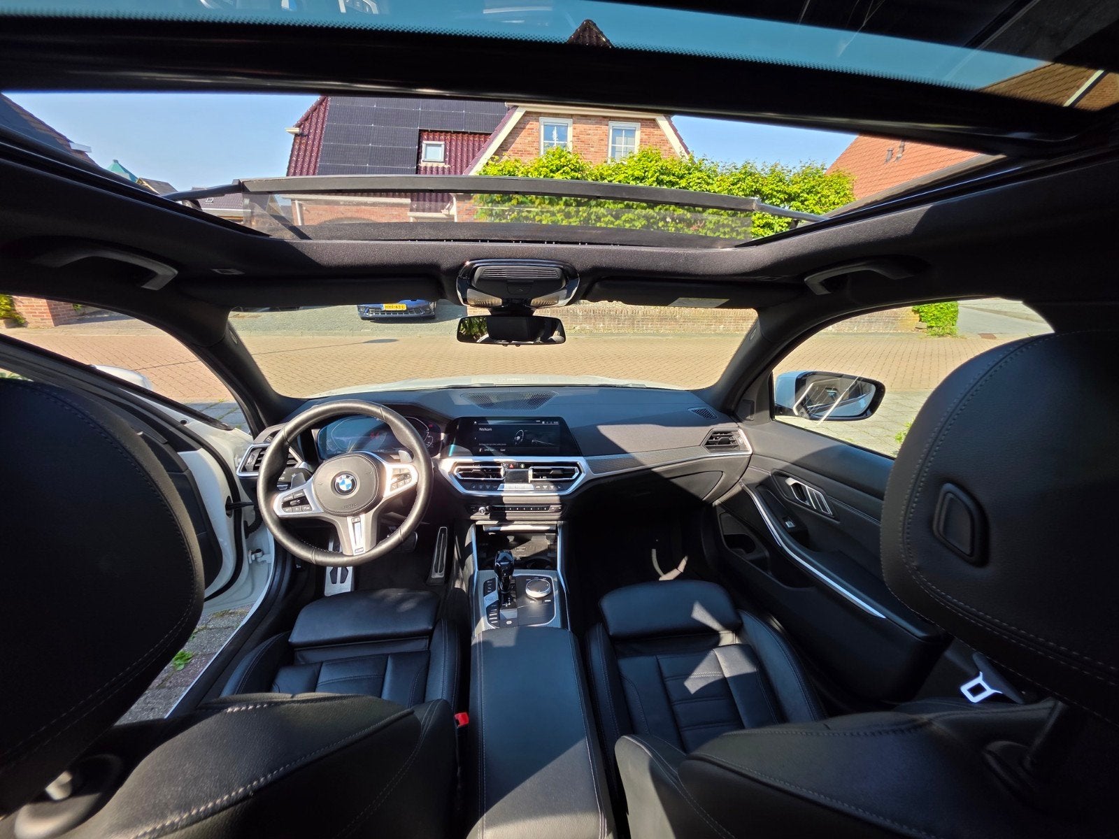 BMW 330e M Sport | Pano | Laser | Trekhaak | memory | 360, Auto's, 1998 cc, Achterwielaandrijving, Zwart, 4 cilinders