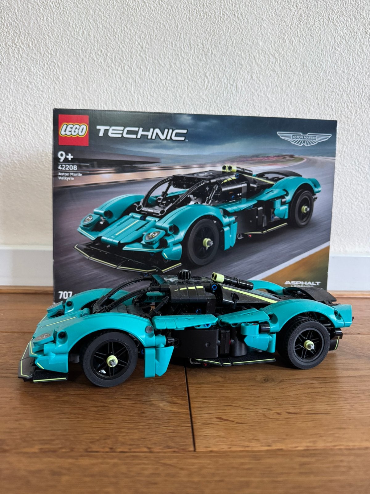 Lego technic Aston Martin Valkyrie, Ophalen of Verzenden, Zo goed als nieuw