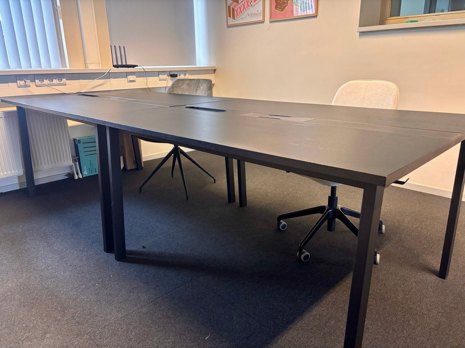 Zwarte bureaus + bureaustoelen, 4 werkplekken