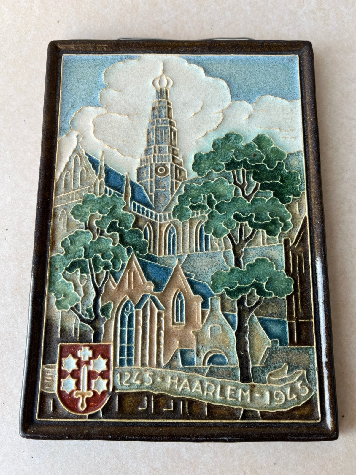 Porceleyne Fles Delft cloisonne tegel: Haarlem 1245-1945, Antiek en Kunst, Ophalen of Verzenden