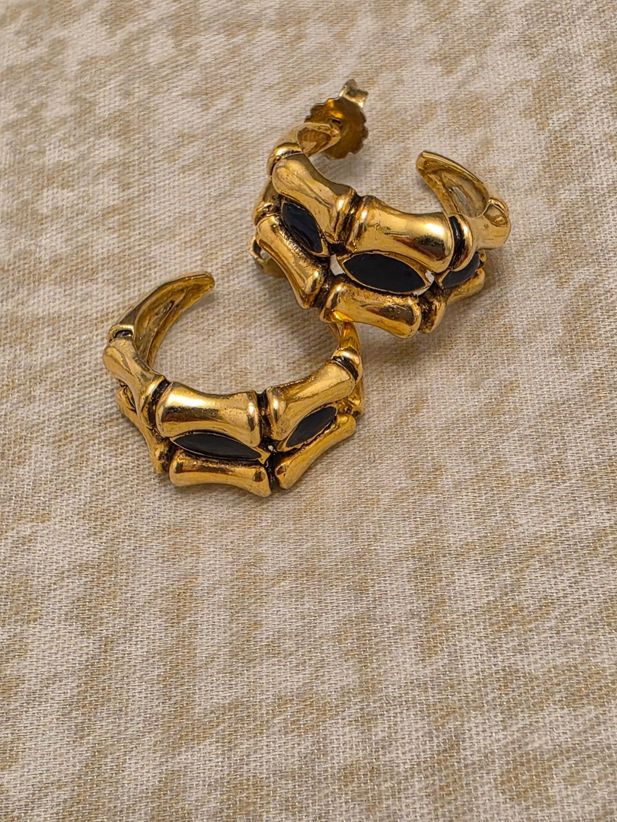 Gouden oorringen met bamboe-look en zwarte accenten, Sieraden, Tassen en Uiterlijk, Oorbellen, Overige materialen, Hangers, Ophalen of Verzenden
