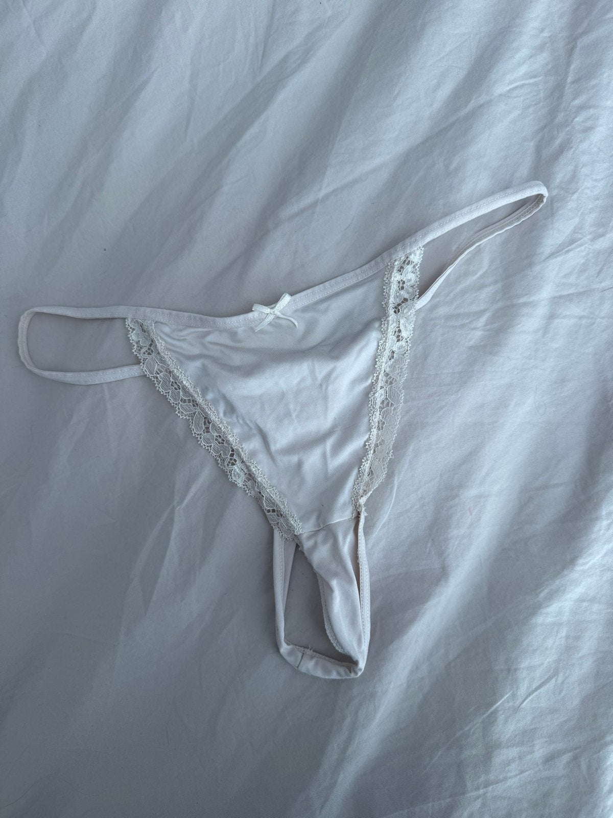 Witte kanten string met strikje, Kleding | Dames, Ondergoed en Lingerie, Verzenden, Wit, String