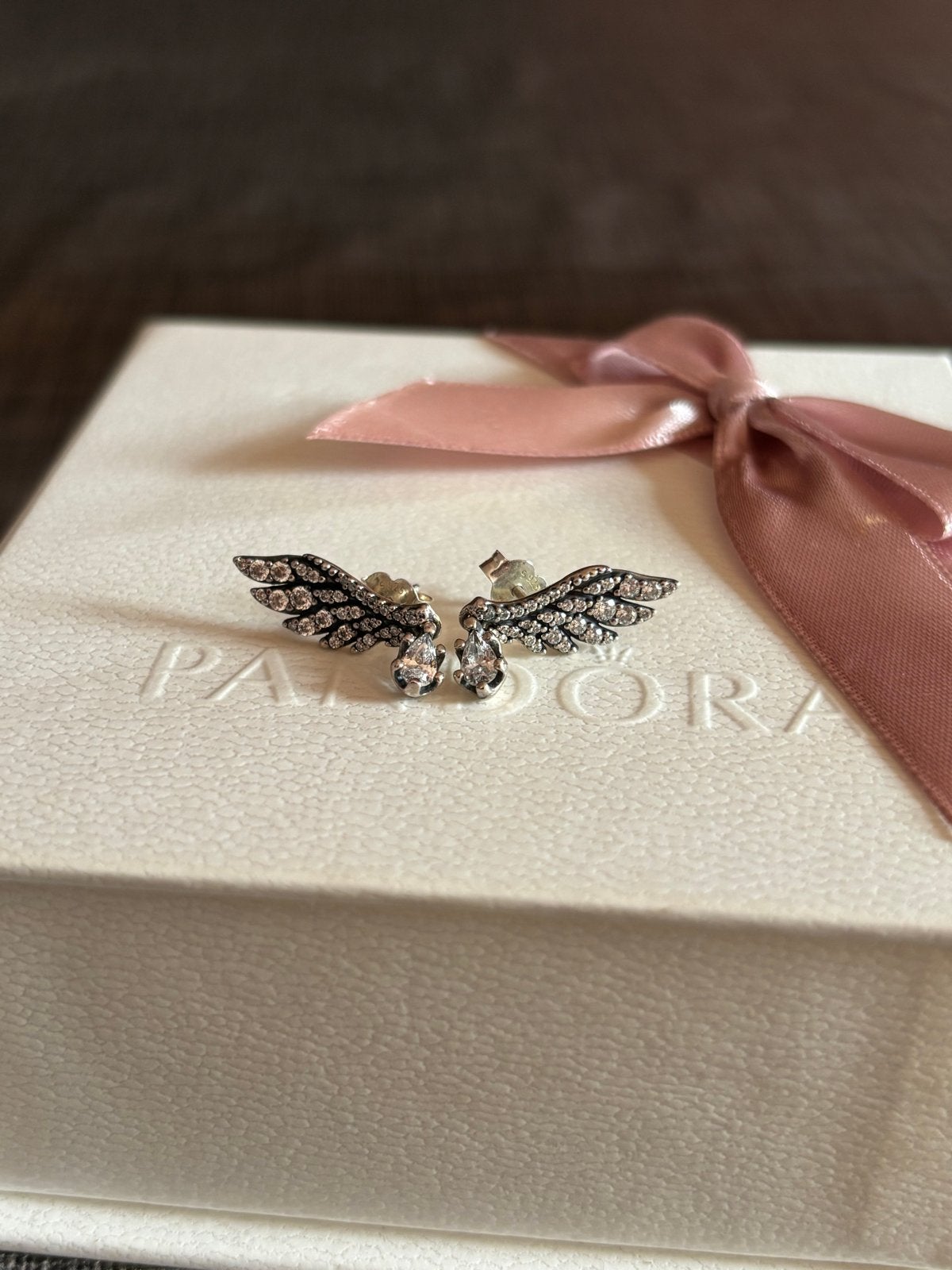 Pandora Wings Oorbellen Limited Edition - Zo goed als nieuw, Met kristal, Ophalen of Verzenden, Zo goed als nieuw, Knopjes of Stekers