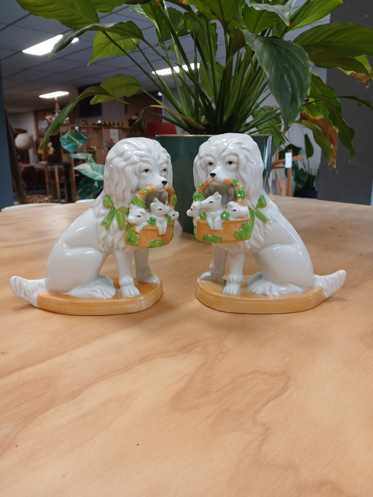 2 porseleinen honden met mandje puppy's - Estafette St Anna, Ophalen of Verzenden