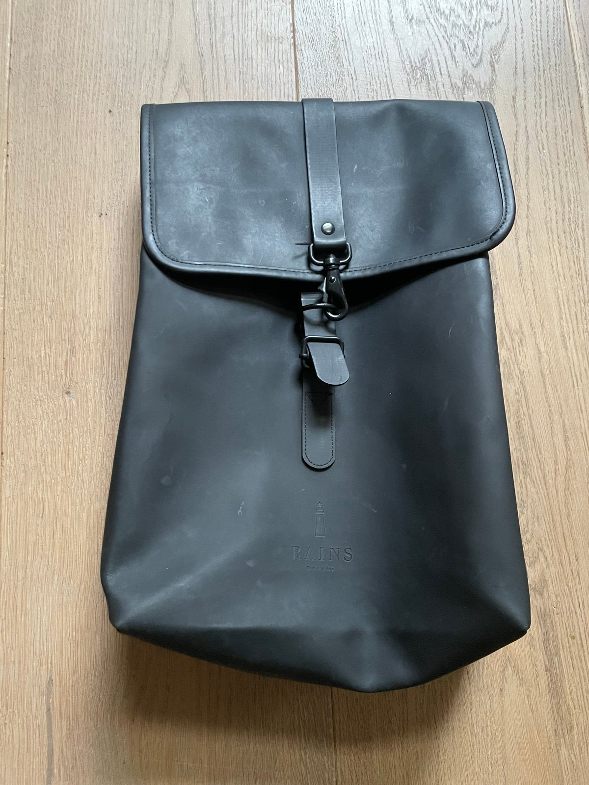 Rains rugzak - Zwart, Sieraden, Tassen en Uiterlijk, Tassen | Rugtassen, Gebruikt, 25 tot 40 cm, Waterdicht, Ophalen