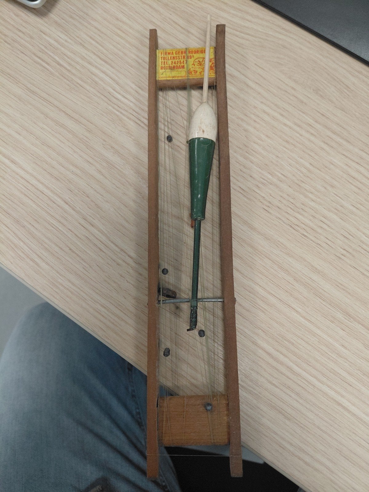Vintage Dobber op houten lijnwinder - Firma Gebr. Rodrigo, Ophalen of Verzenden, Gebruikt, Dobber of Lood