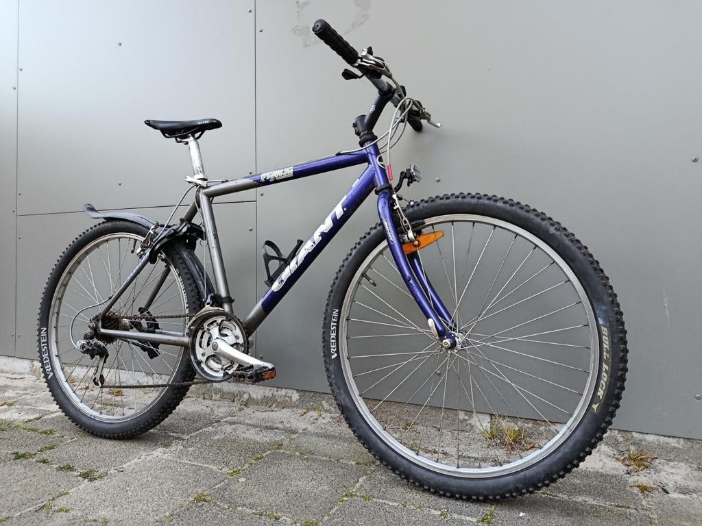 MTB Giant Boulder
met 21 versnellingen Shimano Altus, Fietsen en Brommers, Ophalen, Zo goed als nieuw, 26 inch of meer, Versnellingen