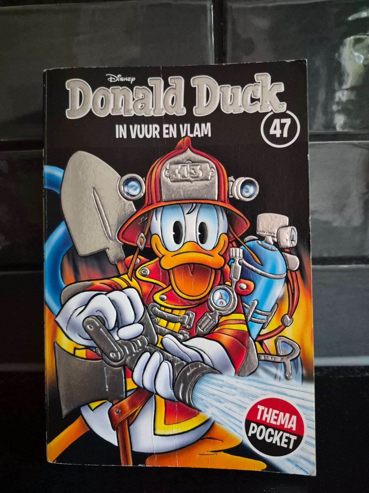 Donald Duck In Vuur en Vlam - Themapocket 47, Eén stripboek, Ophalen of Verzenden, Gelezen